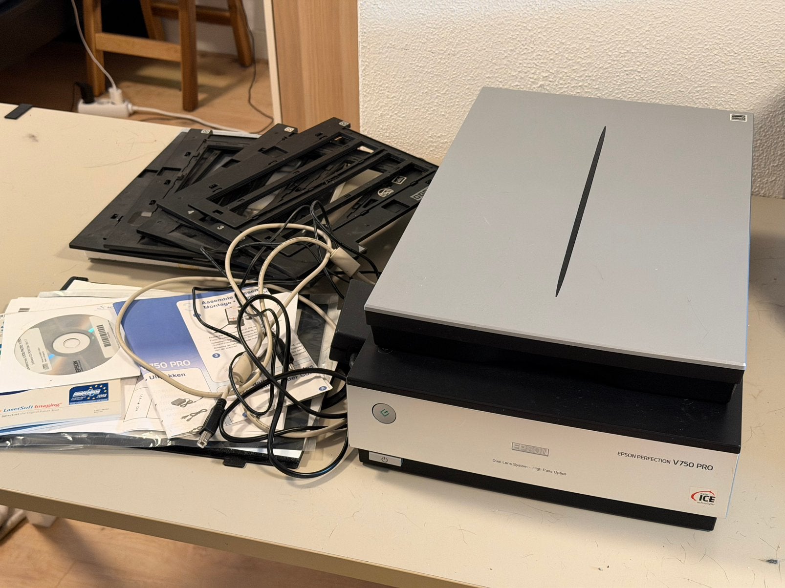 Epson V750 Pro Filmscanner + SilverFast + 4 x Extra Holders, Computers en Software, Scanners, Ophalen, Zo goed als nieuw