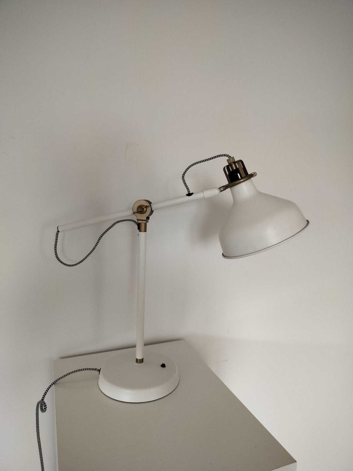 Leuke witte IKEA tafellamp - verstelbaar en modern, Ophalen, Bureaulamp, Gebruikt, Wit