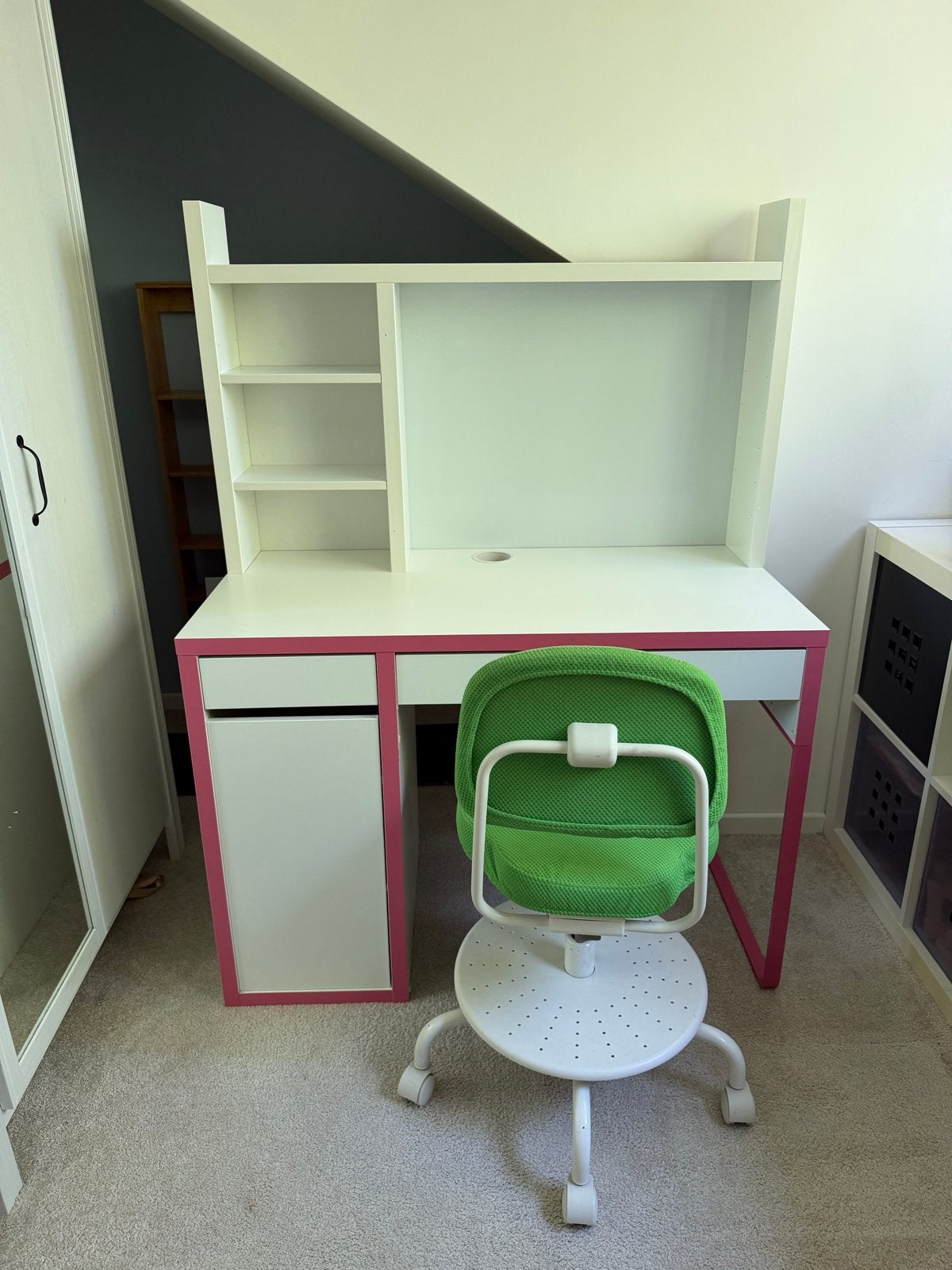Ikea bureau Micke met bureaustoel en magnetisch whiteboard, Ophalen, 105 cm, Gebruikt, Met lades