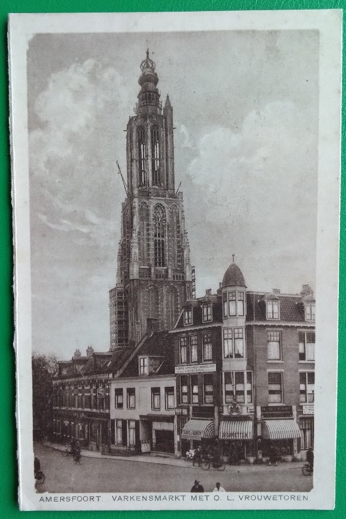 Amersfoort, Varkensmarkt met O. L. Vrouwetoren. Klf, Verzamelen, Ansichtkaarten | Nederland, Verzenden, 1940 tot 1960, Ongelopen