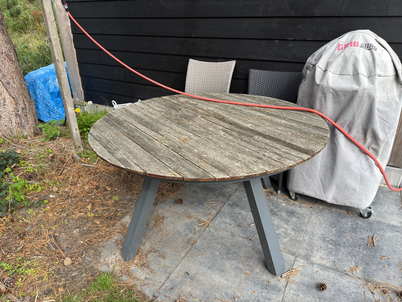 Tuintafel met stevig frame, blad aan vervanging toe, Ophalen of Verzenden, Gebruikt, Rond, Hout