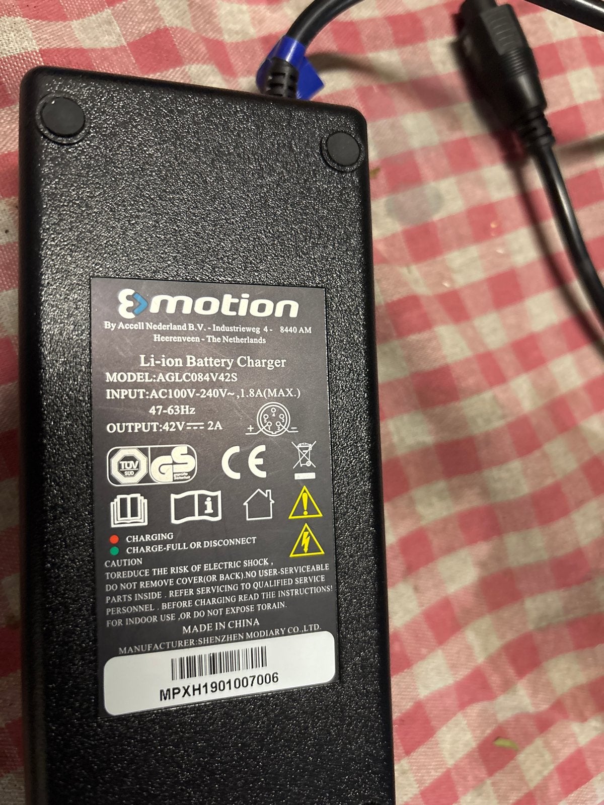 E-motion Li-ion Acculader 42V 2A (AGLC084V42S), Ophalen of Verzenden, Gebruikt