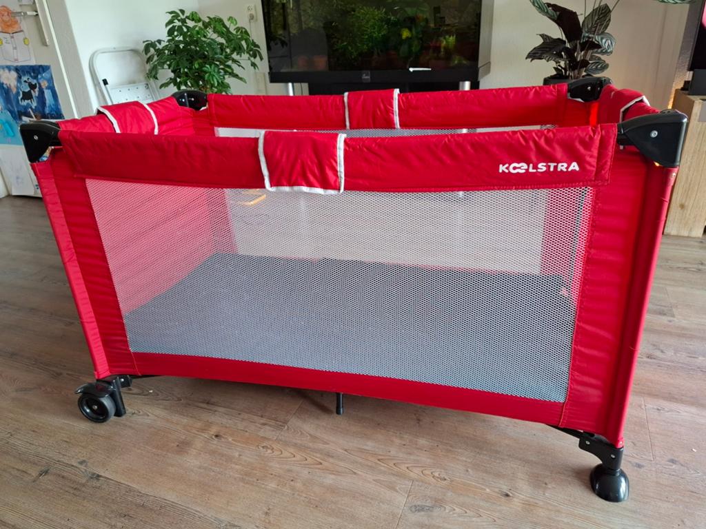 Campingbedje rood met matras en vliegenhor, Kinderen en Baby's, Babywiegjes en Ledikanten, Ophalen, Zo goed als nieuw