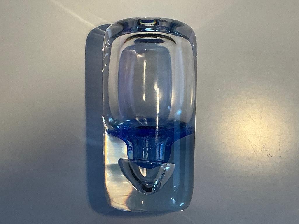 Floris Meydam: serica vaasje met blauwe kern. Leerdam 1958, Antiek en Kunst, Antiek | Glas en Kristal, Ophalen of Verzenden