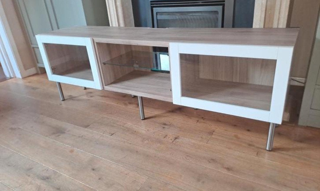 Prachtig houten televisiemeubel met elegante metalen pootjes, Ophalen, 150 tot 200 cm, Minder dan 100 cm, 25 tot 50 cm
