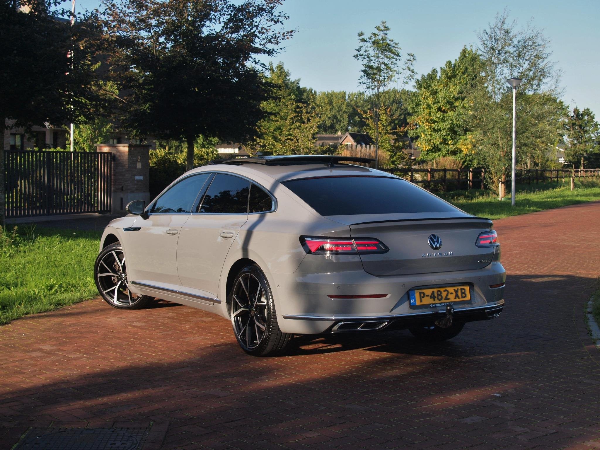 Volkswagen Arteon 1.4 TSI eHybrid R-Line Business+ | Panoram, Arteon, Gebruikt, 4 cilinders, Verblindingsvrij grootlicht