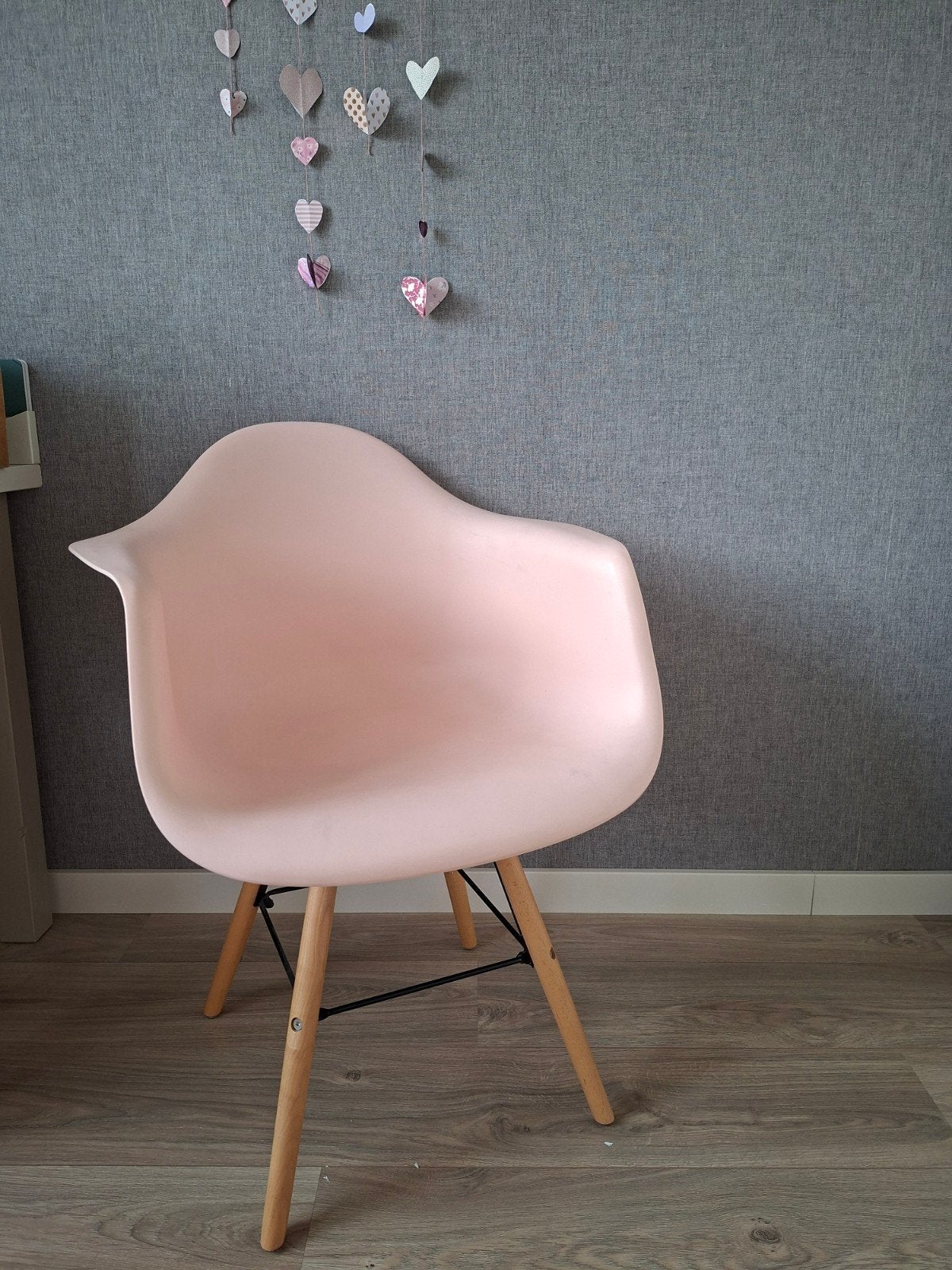 Roze kuipstoel met houten poten, Huis en Inrichting, Stoelen, Overige kleuren, Modern, Scandinavisch, Zo goed als nieuw, Eén