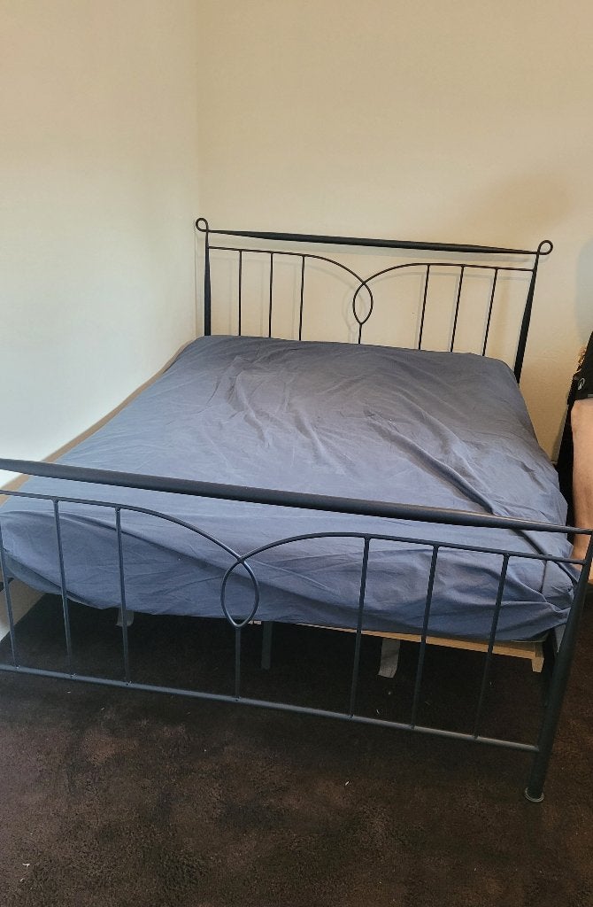 Metal dark blue bed frame + mattress, Huis en Inrichting, Slaapkamer | Bedden, Ophalen, Gebruikt, Blauw, Tweepersoons