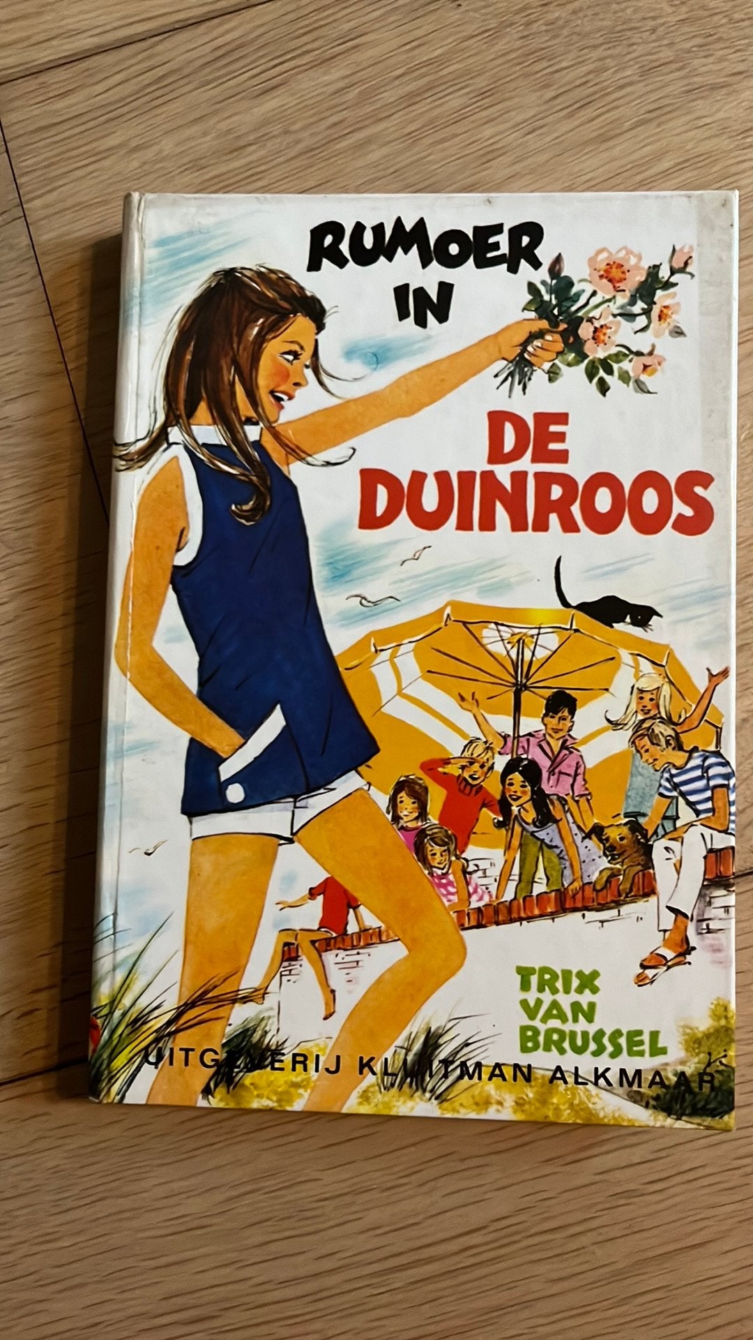 Rumoer in de Duinroos - Trix van Brussel (Zonnebloemserie), Ophalen of Verzenden, Gelezen, Fictie algemeen