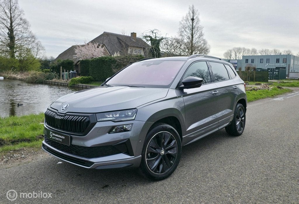Skoda Karoq 1.5 TSI ACT Sportline / Pano / Carplay / Camera, Stof, Zwart, 4 cilinders, 150 pk