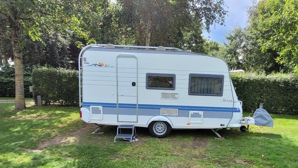 Mooie Hobby 400 SF De Luxe met voortent en luifel, Hobby, Dwarsbed, Treinzit, 750 - 1000 kg