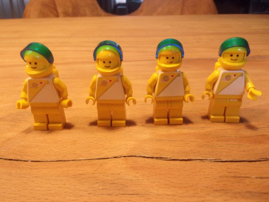 4 Lego Space minifiguren spo16 Futuron - Yellow, Inclusief minifiguren, Gebruikt, Lego, Ophalen of Verzenden