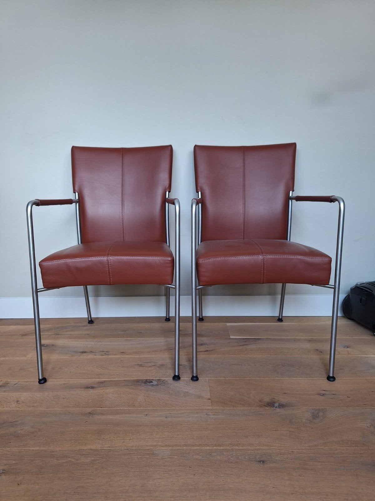 Twee Bert Plantagie designerstoelen – Bruin/rood, Gebruikt, Twee, Bruin, Modern, Design, Retro