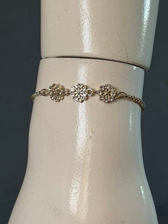 Verstelbare zilverkleurige armband met bloemetjes, Staal, Met bedels of kralen, Nieuw, Ophalen of Verzenden