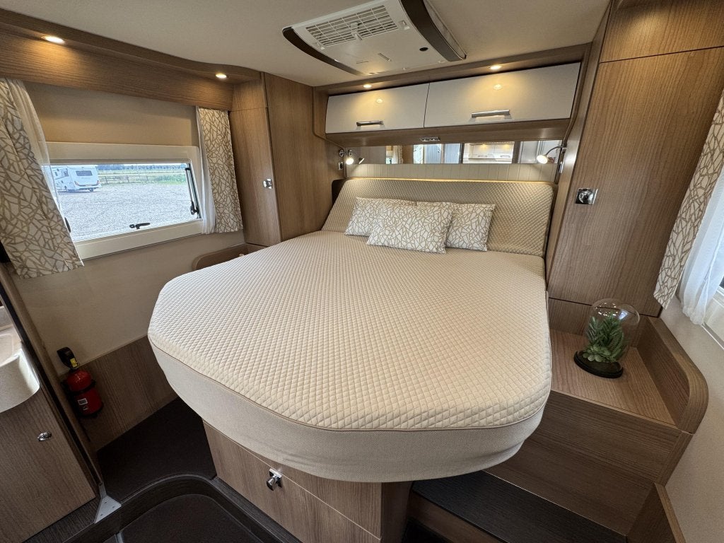 Carthago C-Tourer T 144 QB Automaat 2023 Queensbed, Caravans en Kamperen, Campers, Automaat, Standaard zit, Ringverwarming, Buitenlamp