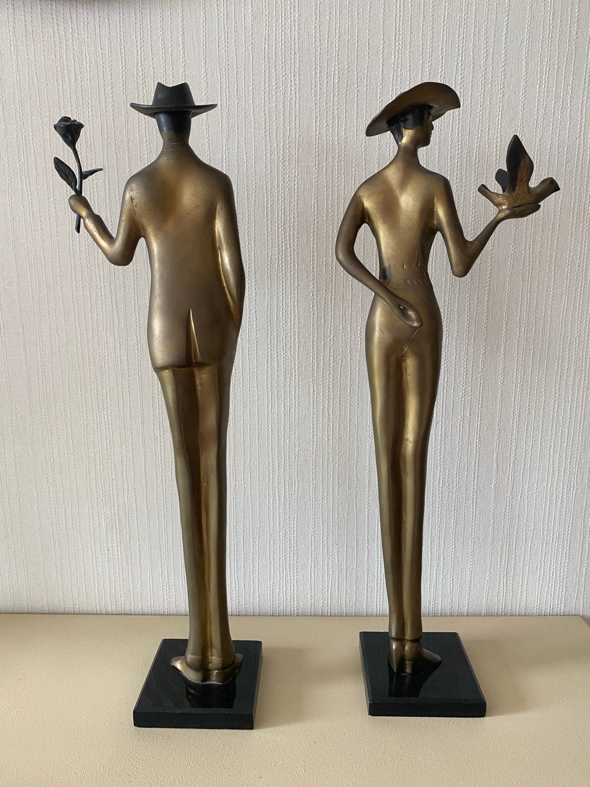 Bronzen Beeldenpaar: Man met Roos, Vrouw met Vogel, Ophalen, Brons, 20 - 50 cm, Op sokkel