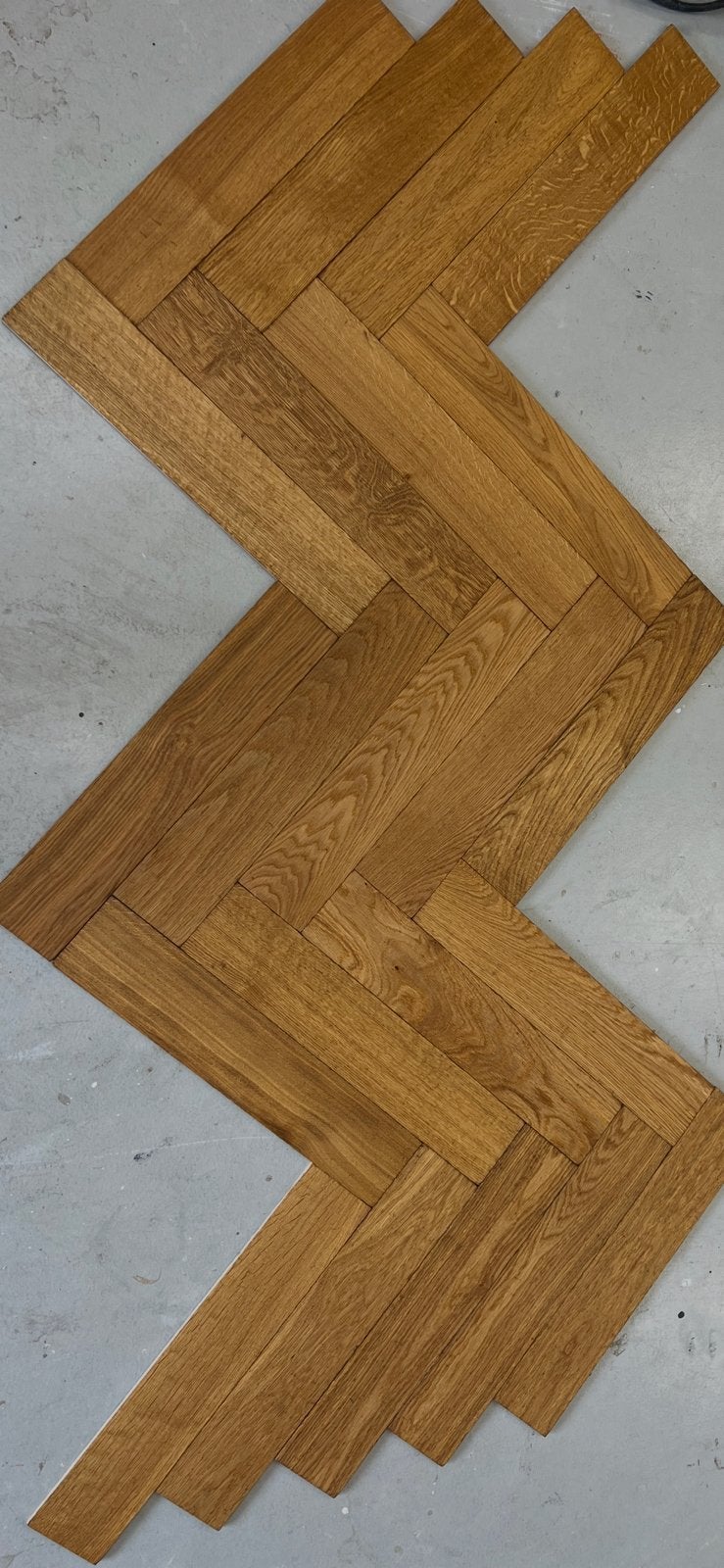 Verouder Eiken visgraat 9mm. massief eiken hout (Bourgogne)., Bruin, Nieuw, 25 tot 50 m², Ophalen