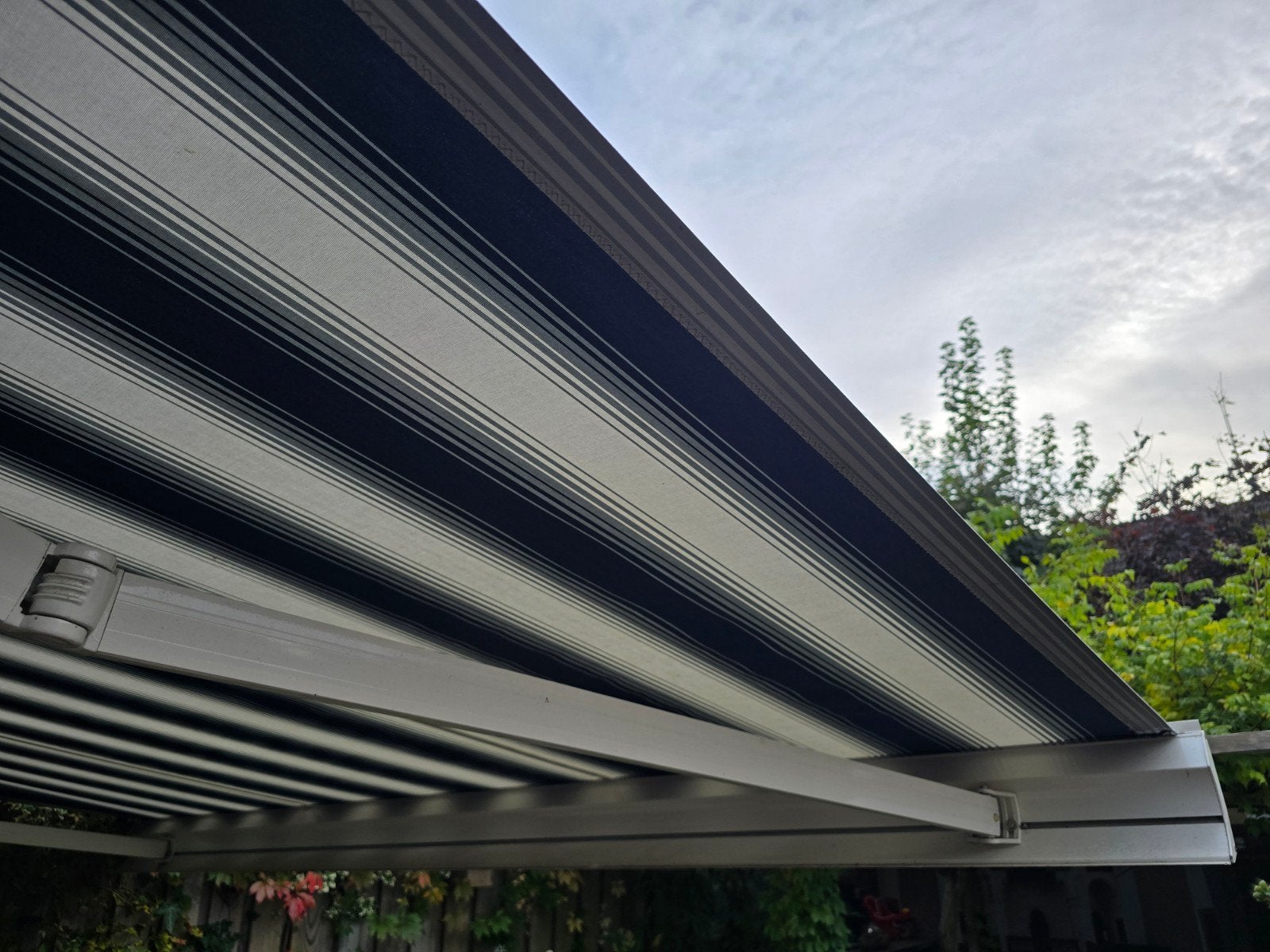 Foto 3 van Elektrisch knikarmscherm - Blauw/wit gestreept