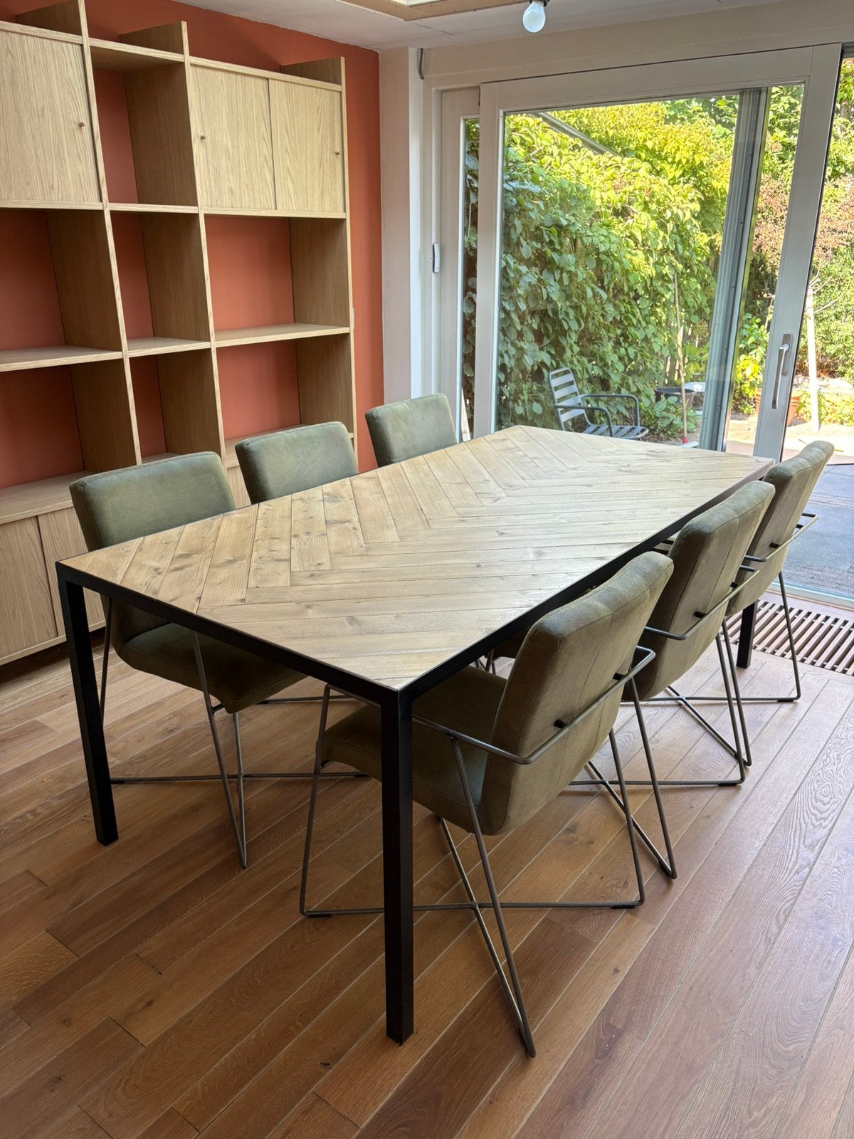Eettafel met visgraat blad. 6 groene stoelen, Ophalen, Gebruikt, 6 tot 8 stoelen