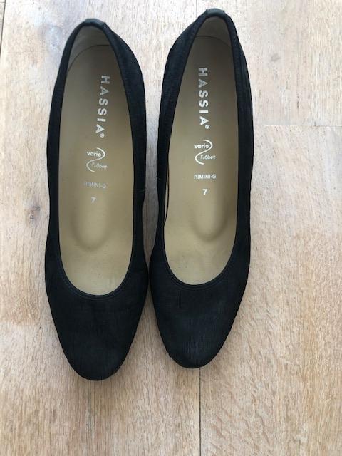 Bijna nieuwe leren Hassia sleehak zwarte pumps maat 41., Hassia, Zwart, Ophalen of Verzenden, Zo goed als nieuw