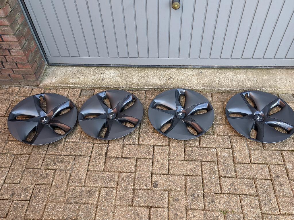 Tesla model 3 aero wieldoppen 18 inch, Ophalen, Zo goed als nieuw