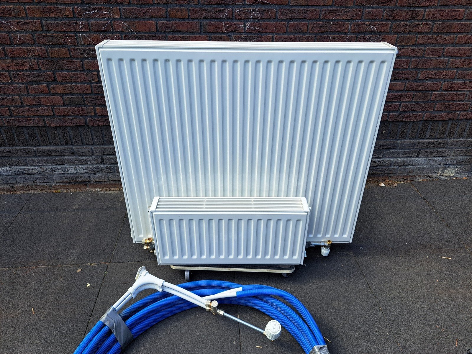 2 radiatoren inclusief montagebeugels en knoppen, Ophalen, Radiator, Zo goed als nieuw, 60 tot 150 cm