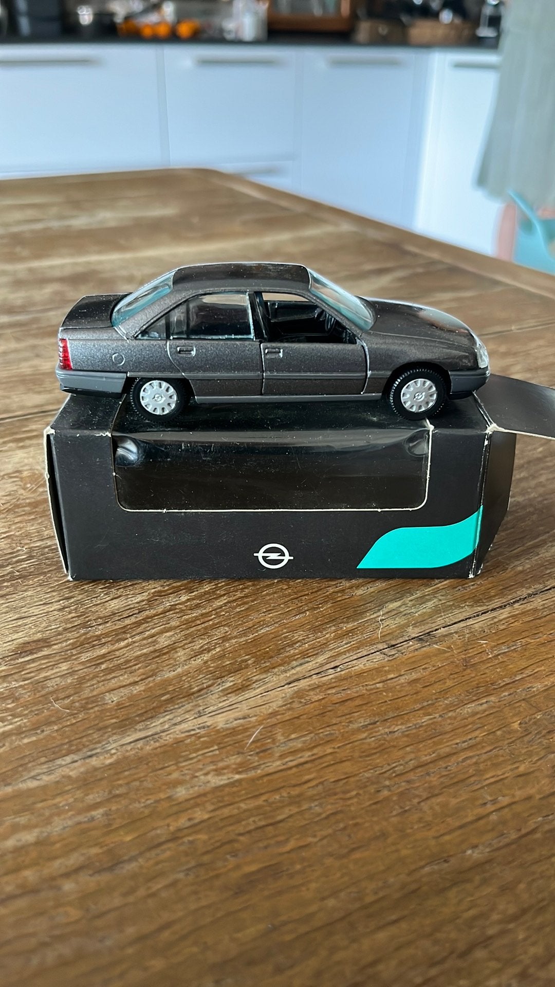 Gama Opel Omega 1/43 in dealerbox antraciet grijs nieuw, Ophalen of Verzenden, Zo goed als nieuw, Auto, Gama