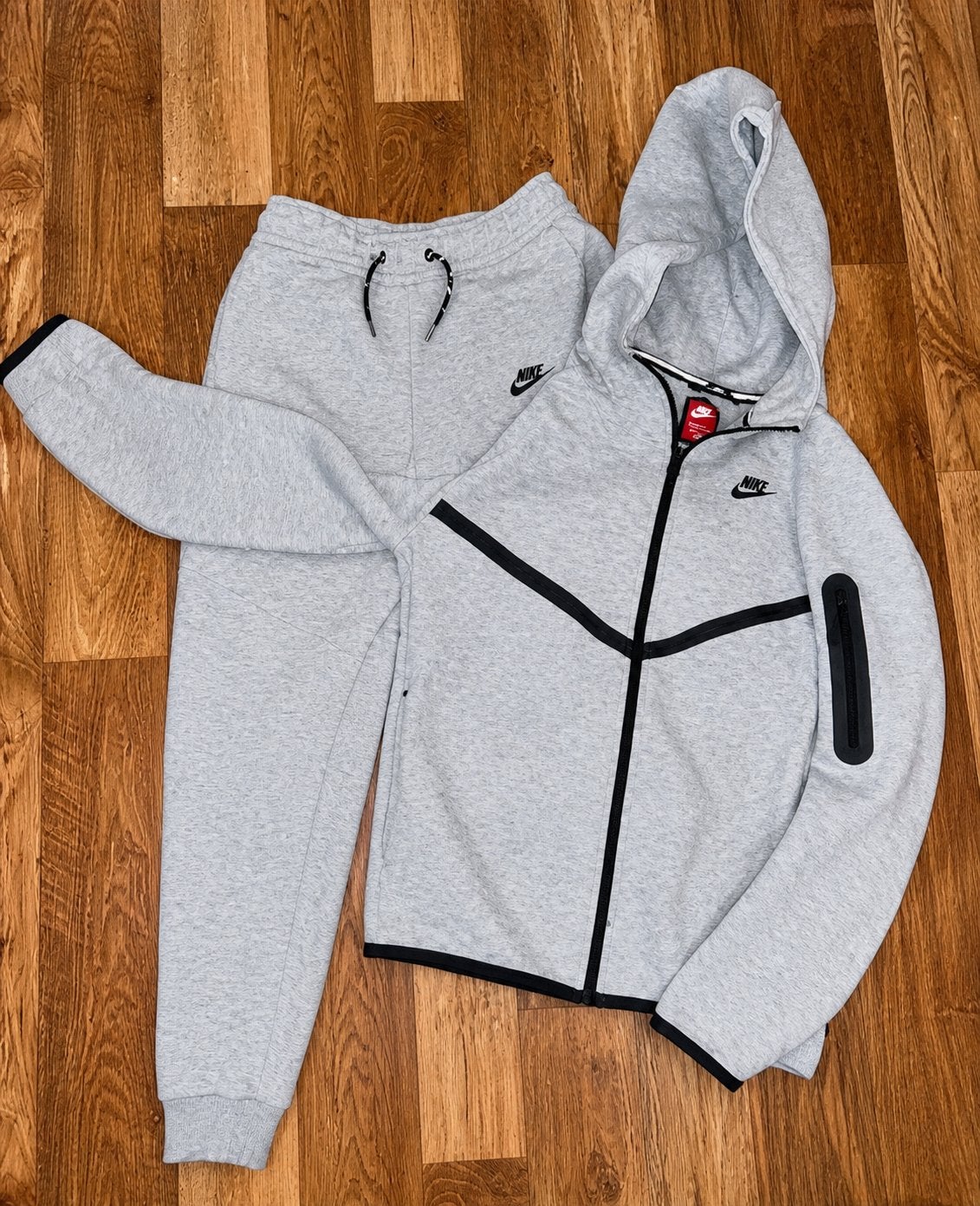 Nike Tech Fleece Trainingspak Grijs - Maat M, Kleding | Heren, Sportkleding, Maat 48/50 (M), Ophalen of Verzenden, Zo goed als nieuw