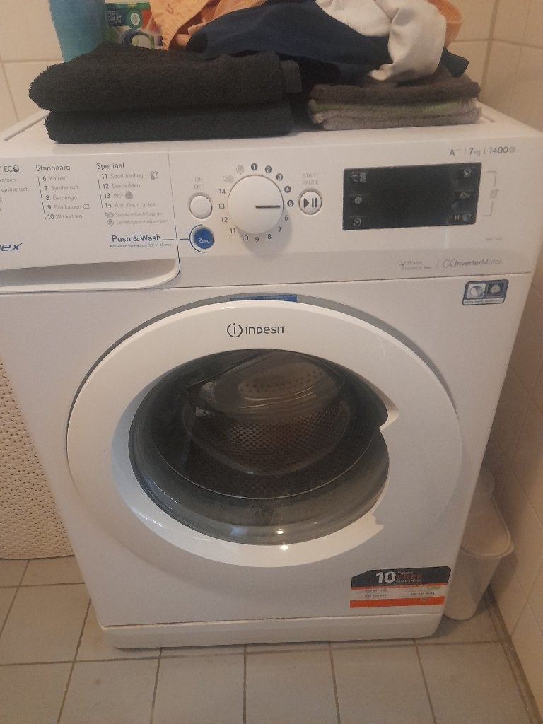 Aangeboden goedwerkende indesit wasmachine., Ophalen, Gebruikt, 1200 tot 1600 toeren, 85 tot 90 cm
