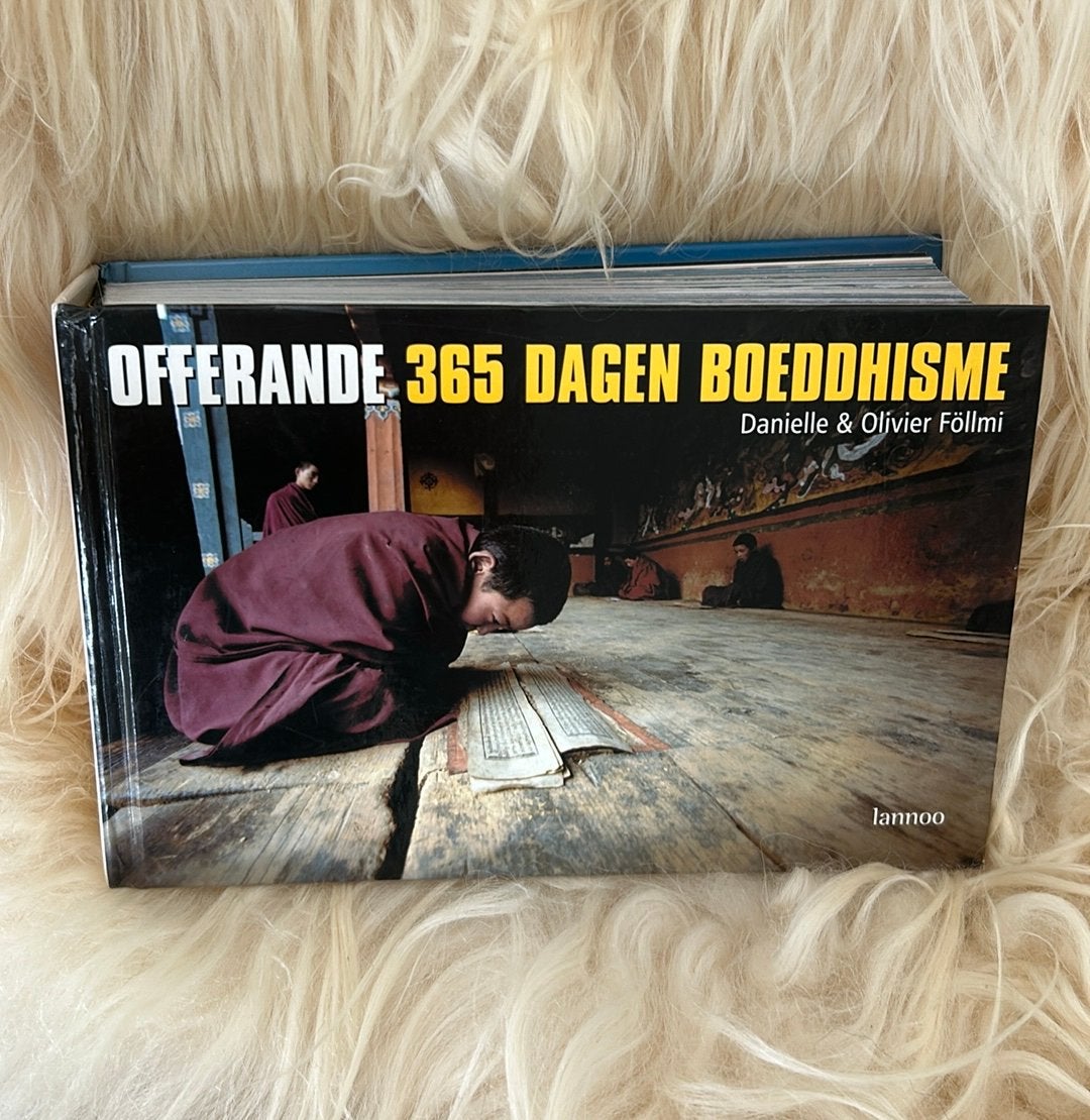D. Follmi - Offerande - 365 dagen BOEDDHISME, D. Follmi; O. Follmi, Ophalen of Verzenden, Zo goed als nieuw, Overige onderwerpen