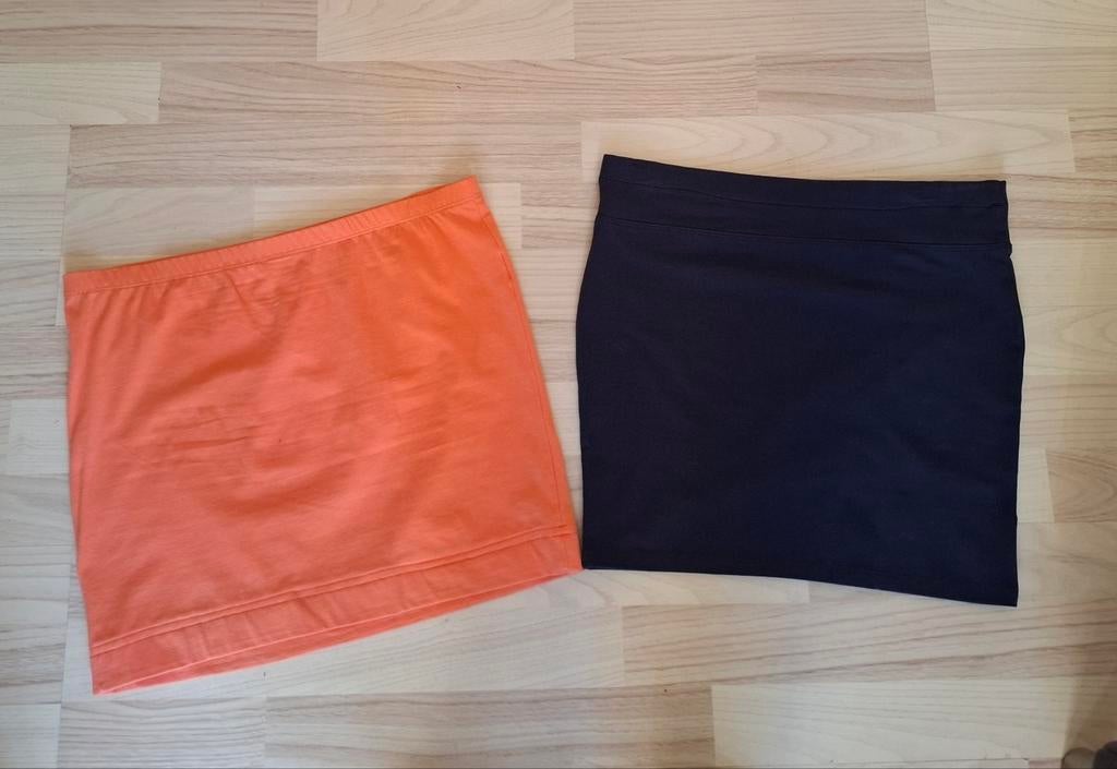 2 stretch rokjes: donkerblauw (Clockhouse) en peach, Blauw, Ophalen of Verzenden, Clockhouse, Gedragen