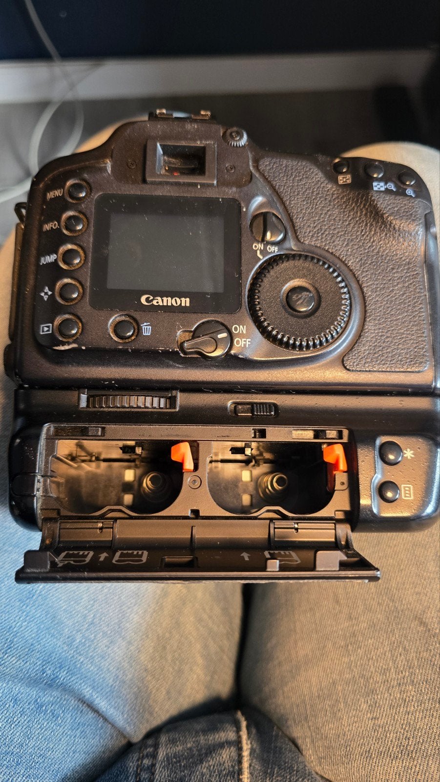 Foto 3 van Canon EOS 10D Spiegelreflexcamera met batterijgrip