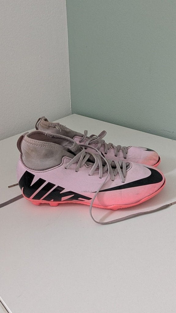 Nike mercurial roze voetbalschoenen, Gebruikt, Maat XS of kleiner, Schoenen, Ophalen of Verzenden