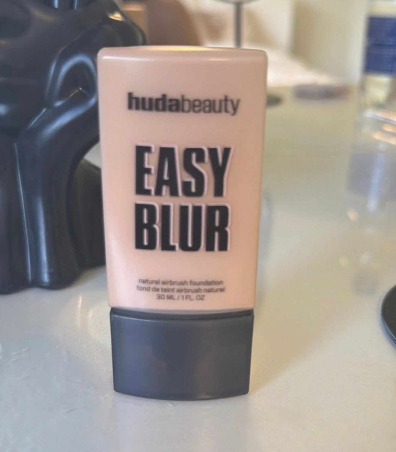 Huda Beauty Easy Blur Natural Airbrush Foundation Custard 22, Gehele gezicht, Beige, Ophalen of Verzenden, Zo goed als nieuw