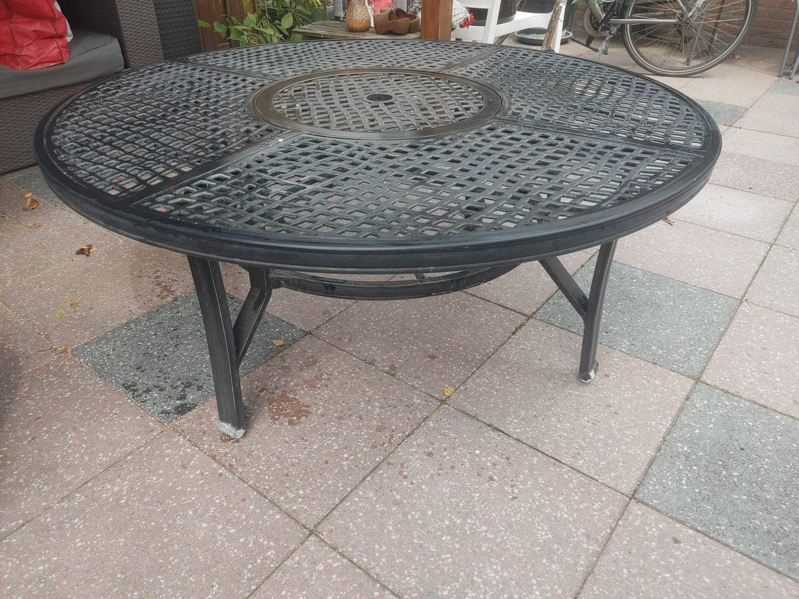 Gietijzeren tuintafel met BBQ/vuurkorf, Tuin en Terras, Ophalen, Gebruikt