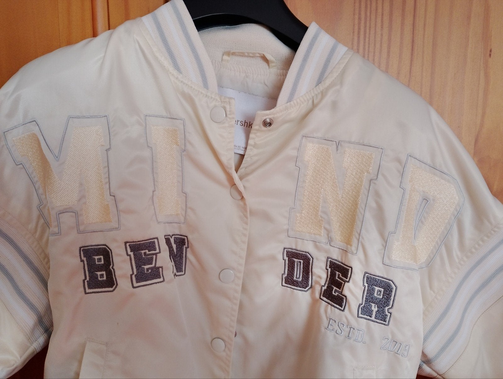 Nette Bereshka Bomberjack

Maar XS, Beige, Zo goed als nieuw, Maat 34 (XS) of kleiner, Bershka