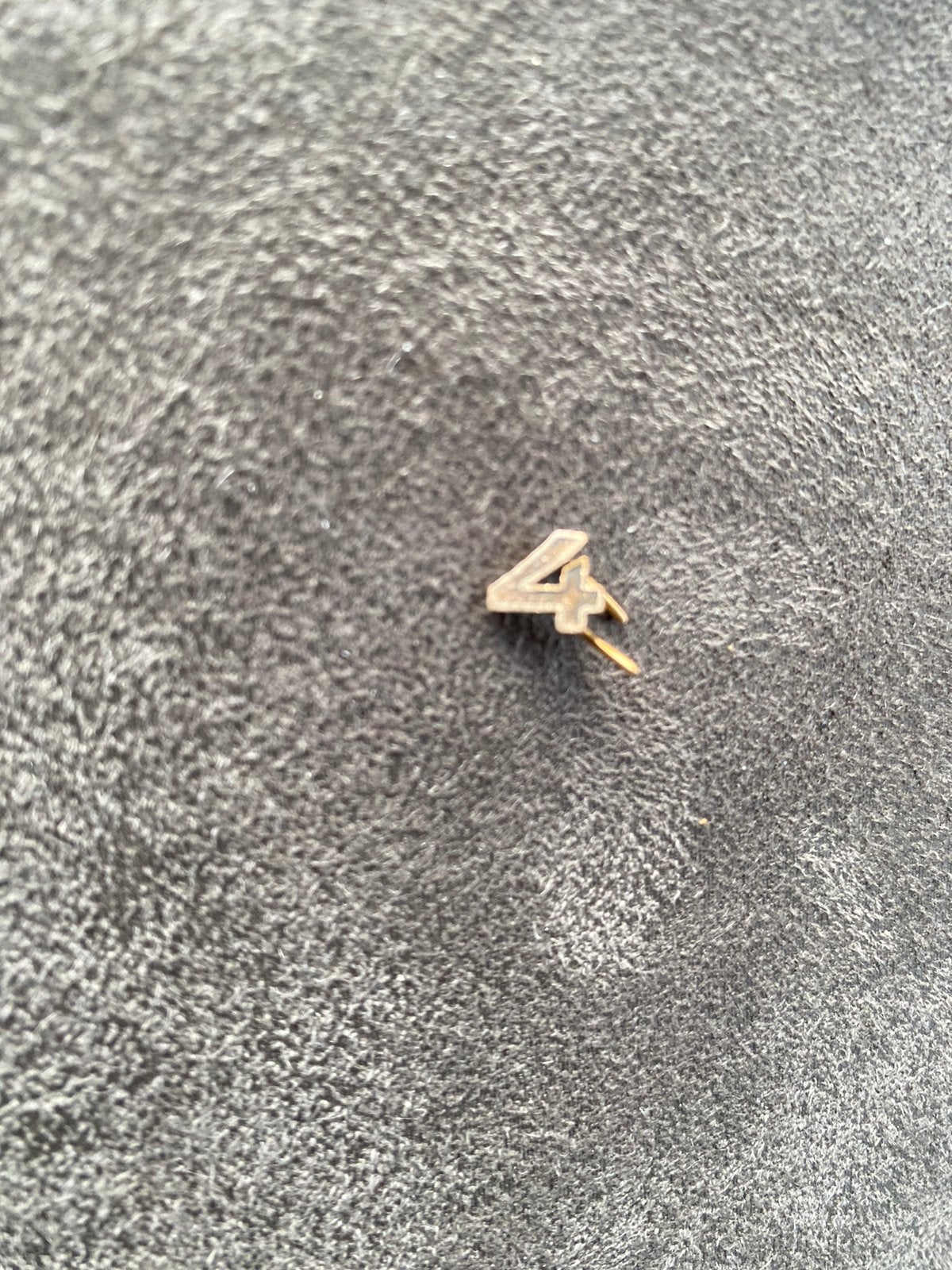 Pin of speldje met nummer 4, Verzamelen, Ophalen of Verzenden, Gebruikt, Overige onderwerpen, Speldje of Pin
