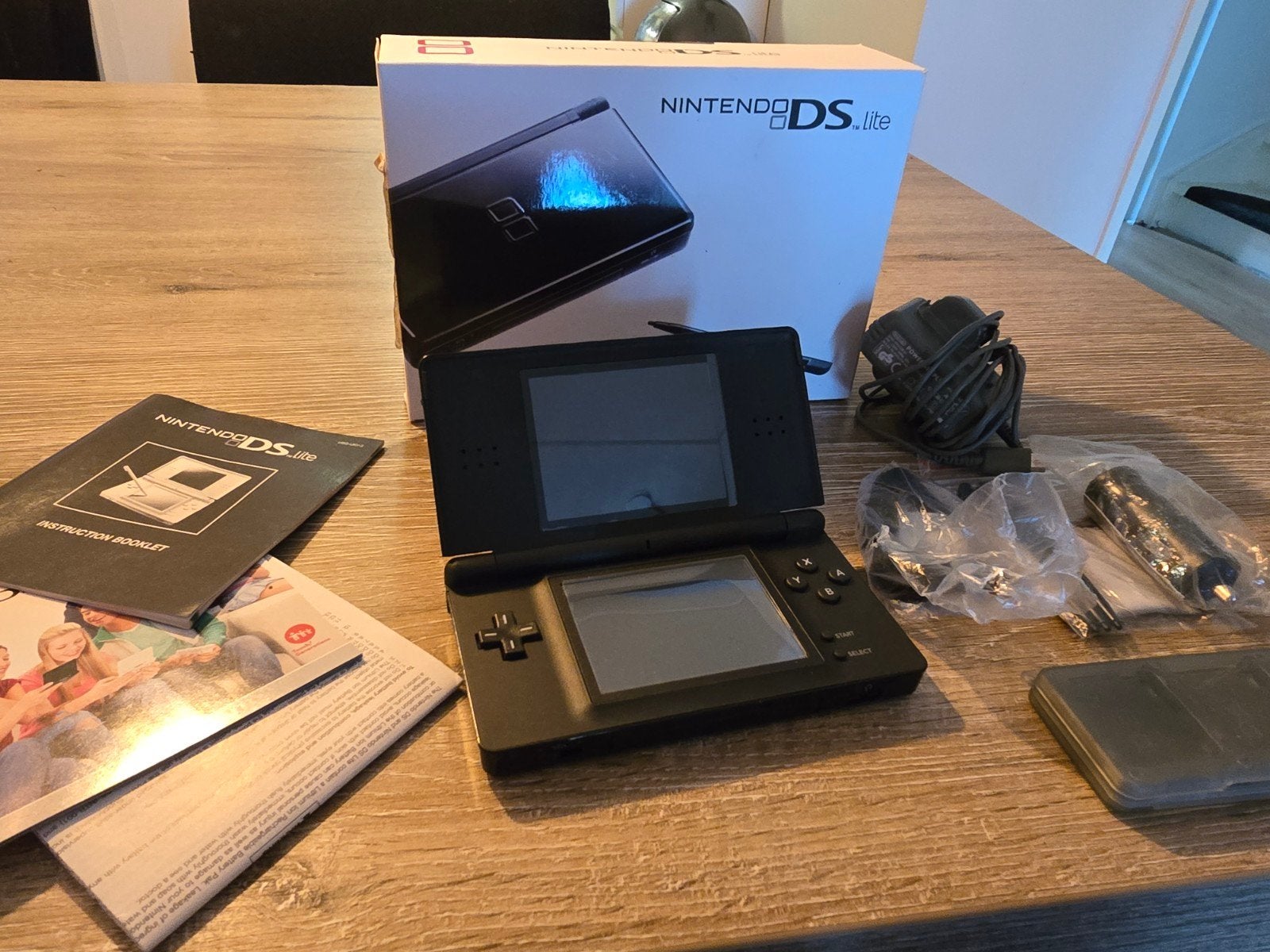 "COMPLETE SET" Nintendo DS Lite Zwart + doos, Spelcomputers en Games, Spelcomputers | Nintendo DS, Zwart, Nieuw, Ophalen of Verzenden