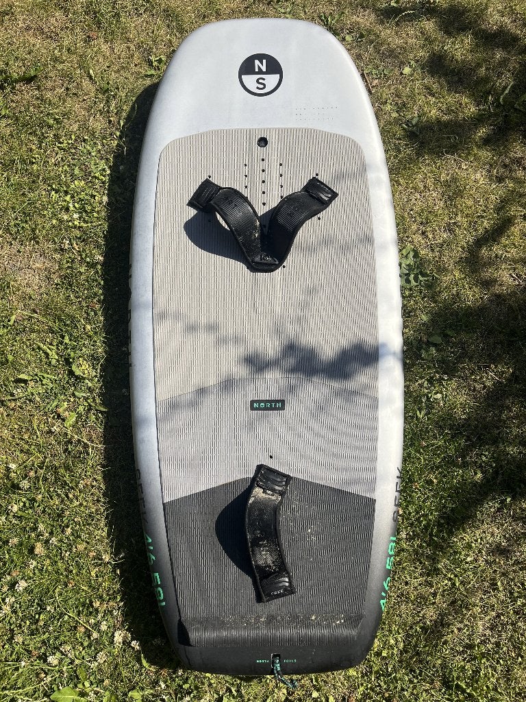 North Seek 4'6" 58L wingfoil board met voetbanden, Ophalen, Zo goed als nieuw, Wingsurf-board