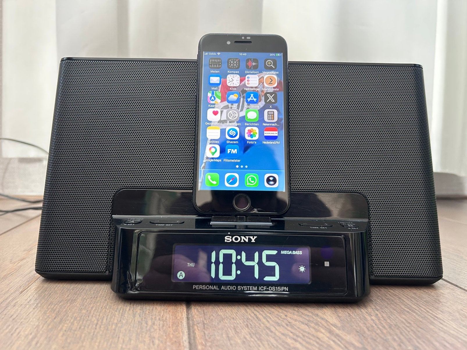 Sony Zwarte iPhone docking wekker radio, Ophalen of Verzenden, Zo goed als nieuw