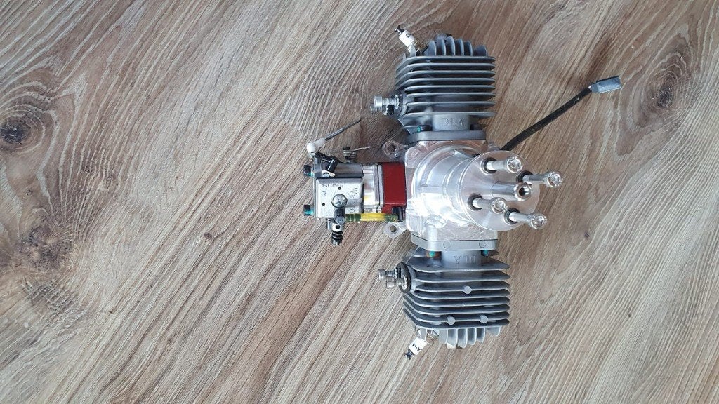 DLA 64CC tweecilinder benzine motor, Hobby en Vrije tijd, Ophalen of Verzenden, Zo goed als nieuw, Benzine