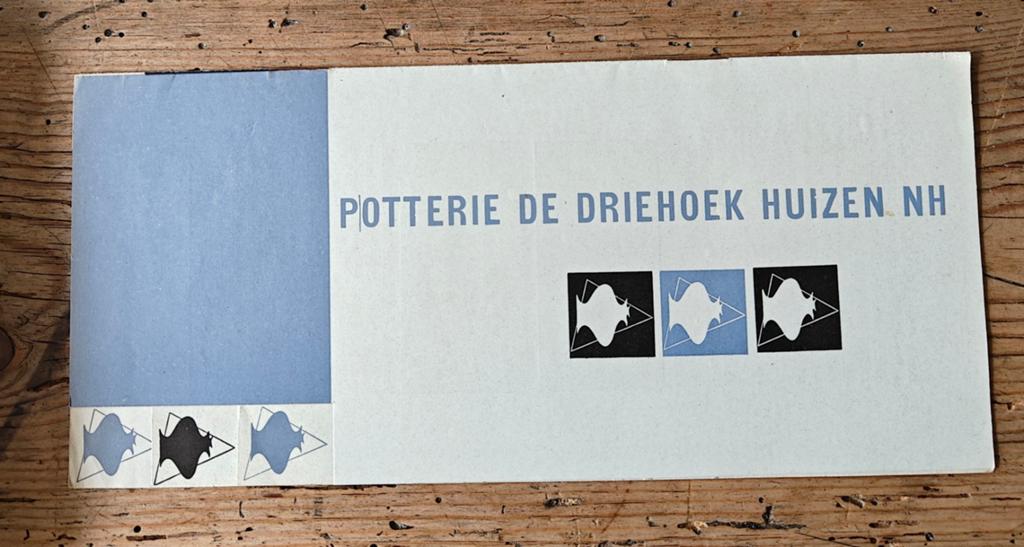 Folder Potterie de Driehoek Huizen, Antiek en Kunst, Antiek | Keramiek en Aardewerk, Ophalen of Verzenden