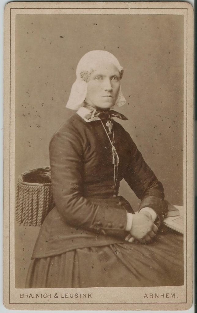 CDV klederdracht Groningen Drente ca. 1890 met naam, Verzamelen, Gebruikt, Foto, Klederdracht, Ophalen of Verzenden