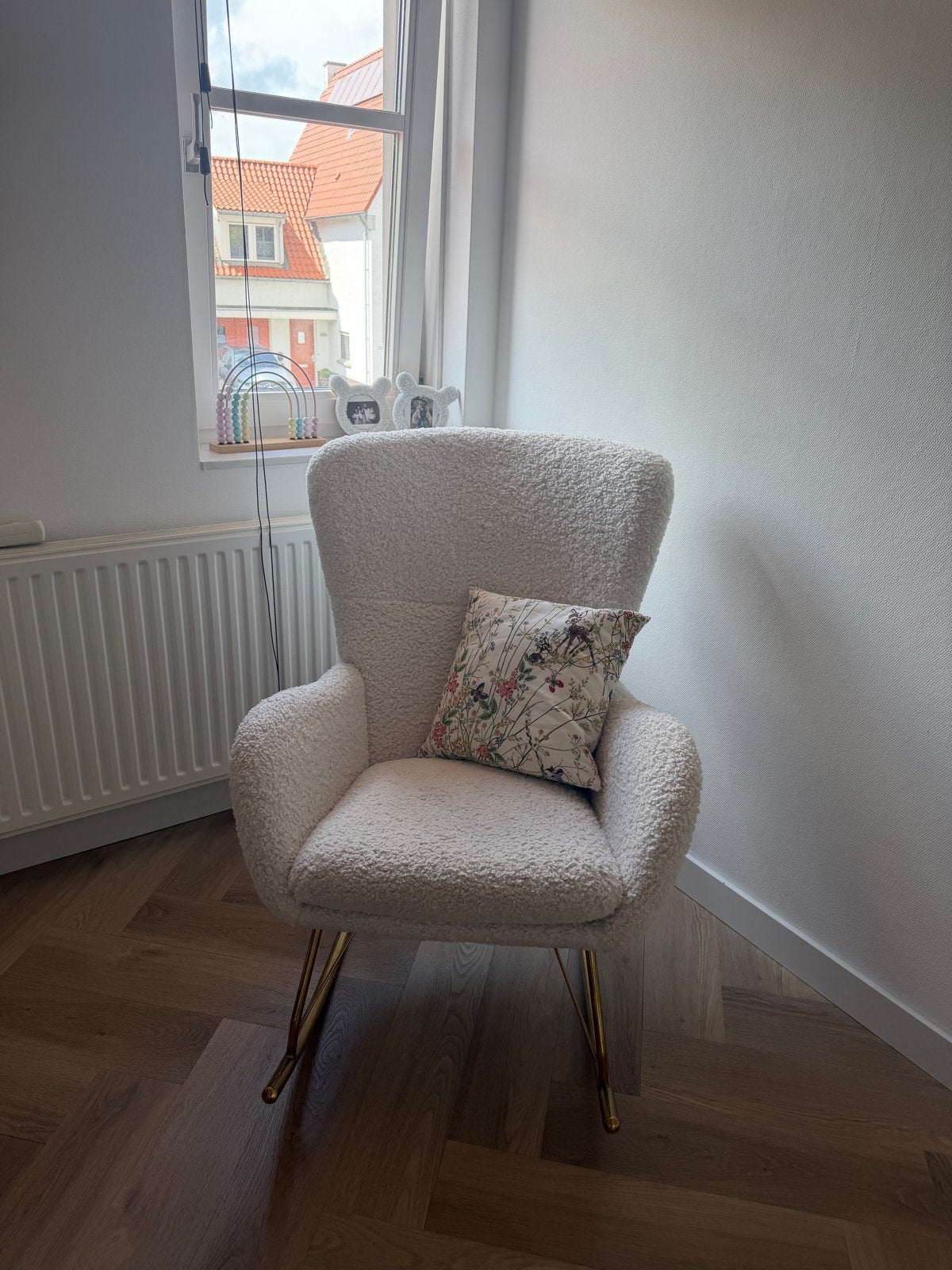 Bouclé schommelstoel met gouden poten, Huis en Inrichting, Stoelen, Ophalen, Wit, Zo goed als nieuw, Eén