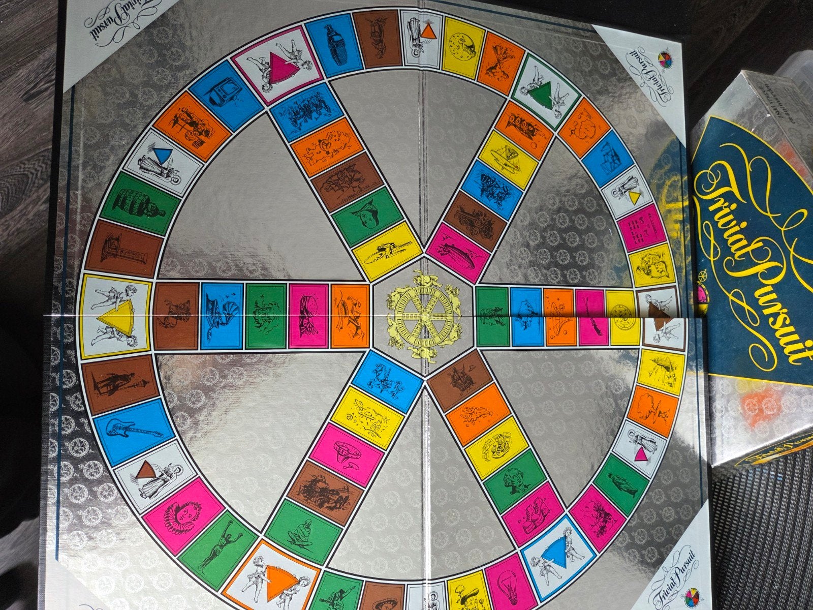 Trivial Pursuit 2000 Editie - Compleet Gezelschapsspel, Drie of vier spelers, Ophalen of Verzenden, Zo goed als nieuw, Hasbro