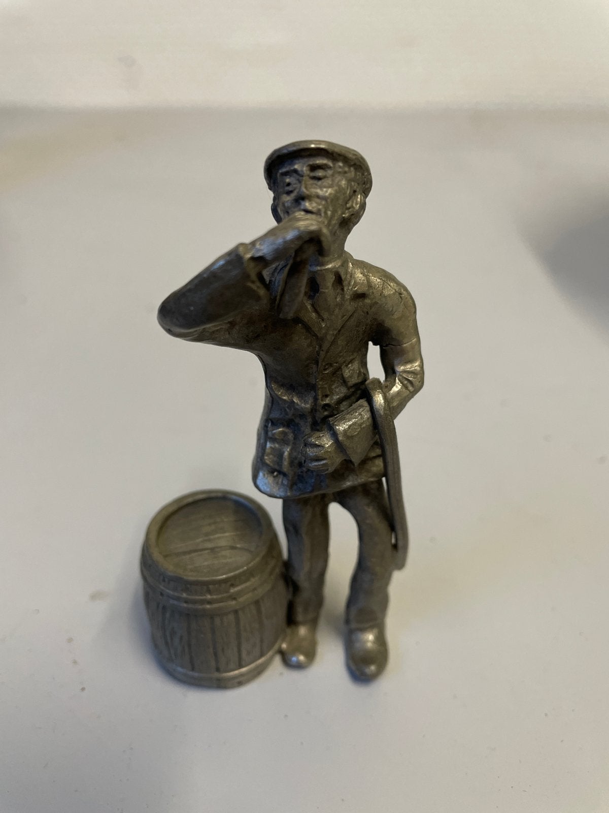 Vintage Tinnen Beeldje Man met Vat, Verzamelen, Beelden en Beeldjes, Ophalen of Verzenden, Gebruikt, Mens