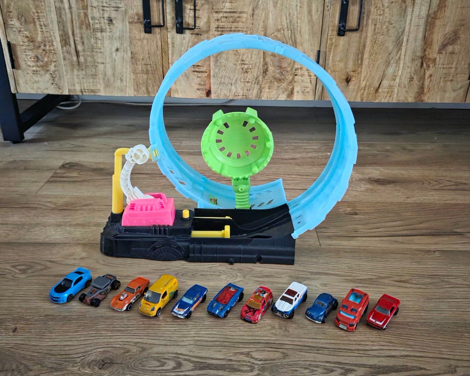 hot wheels monstertrucks glow in the dark, Racebaan, Ophalen of Verzenden, Zo goed als nieuw, Hot Wheels