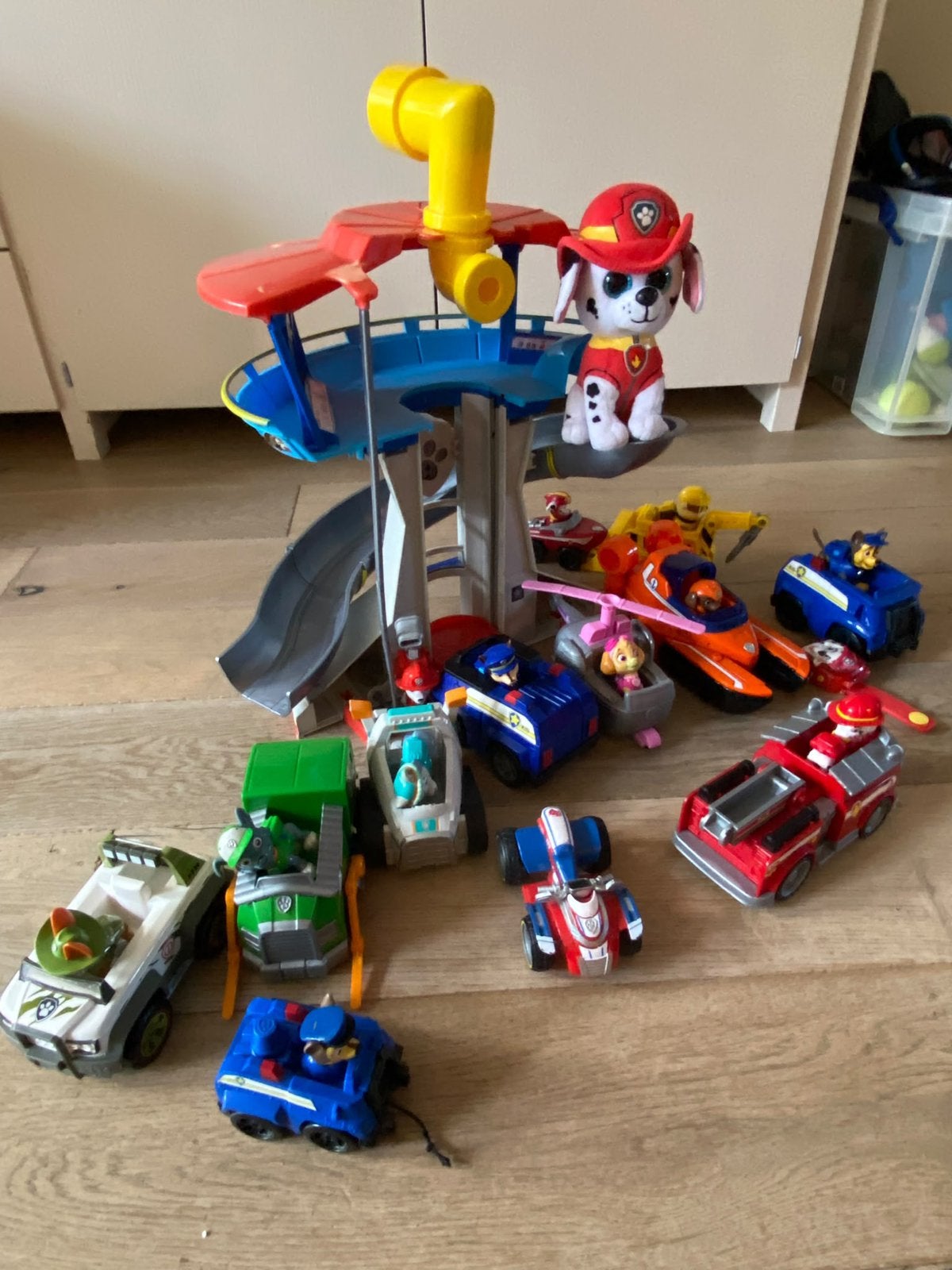 Paw Patrol uitkijktoren + 13 voertuigen + Knuffel Marshall, Ophalen of Verzenden, Gebruikt