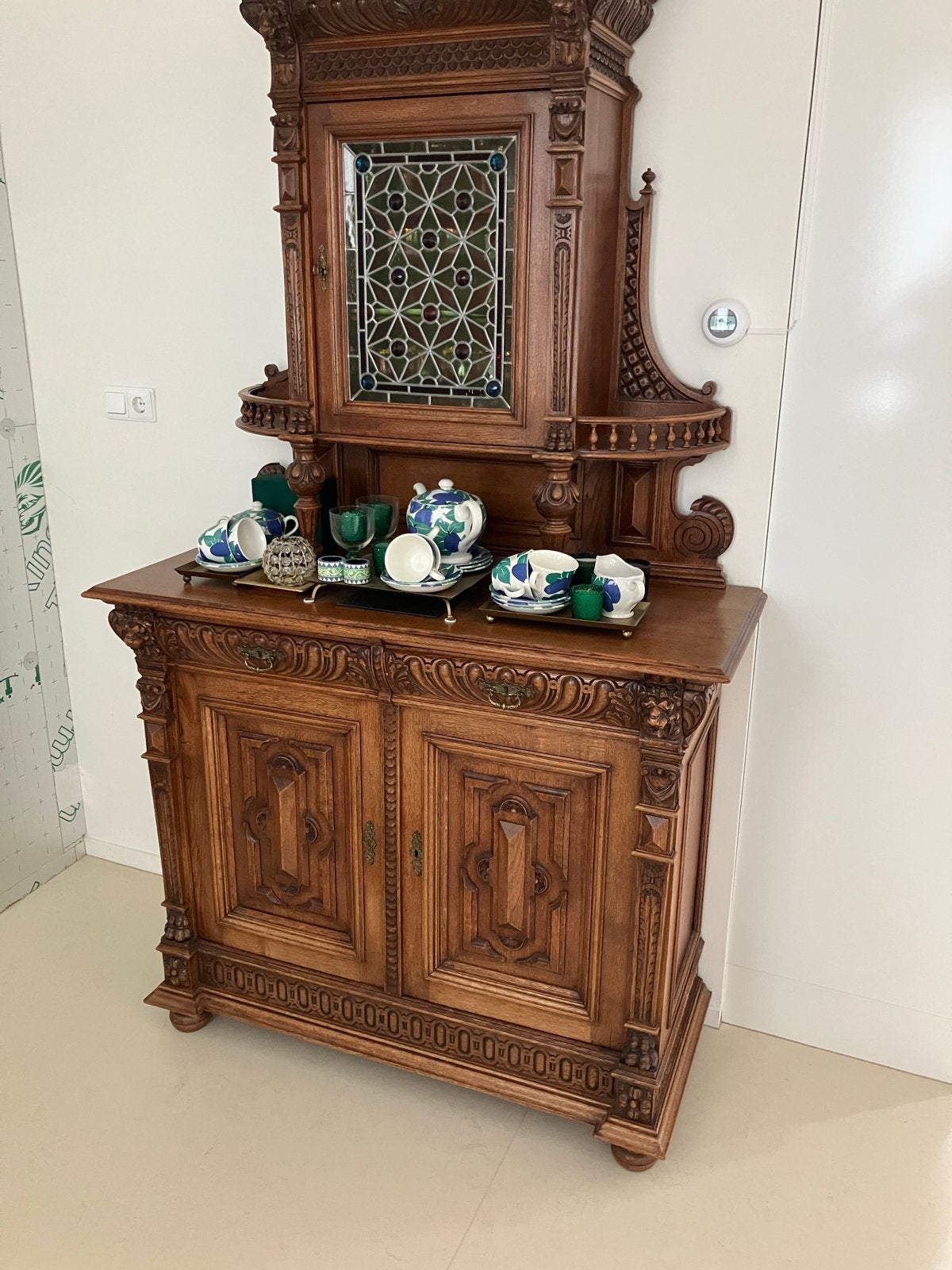 Mechels dressoir met gebrandschilderd glas en houtsnijwerk, Ophalen