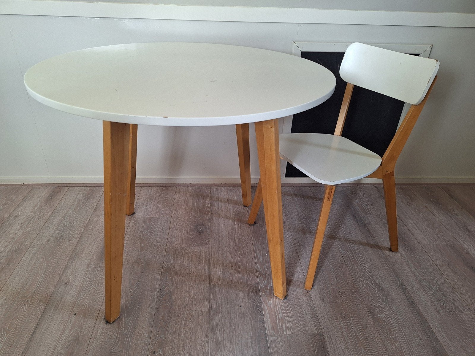 Witte houten tafel met 4 stoelen, Ophalen, Gebruikt, 50 tot 100 cm, Modern